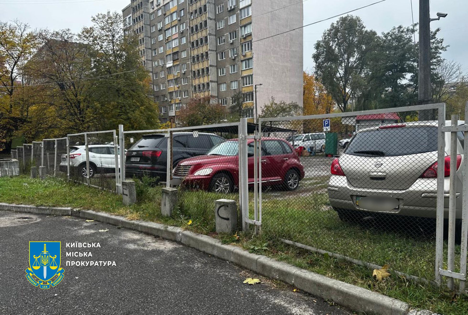 Прокуратура домагається скасування оренди землі під парковкою на Виноградарі