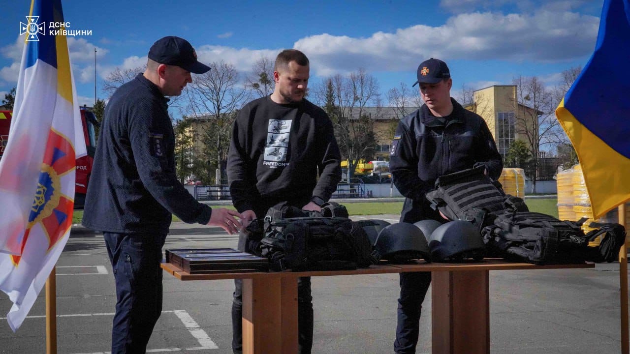 Рятувальники Київщини отримали спеціальне обладнання та бронезахист від області (фото)
