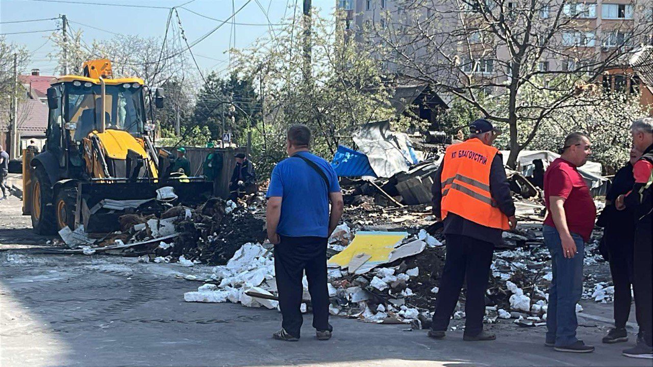 Софіївська Борщагівка оговтується від нічного обстрілу: є постраждалі та руйнування (фото)