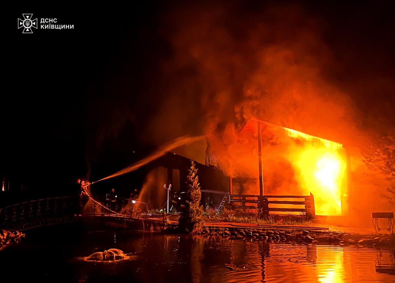 На Київщині внаслідок падіння уламків БпЛА згорів ресторанний комплекс, пошкоджено будинки