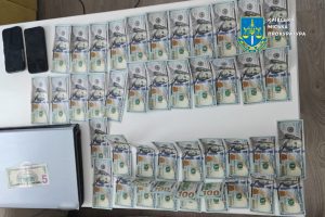 Фальшивомонетники “погоріли” на підроблених доларах, скуповуючи найновіші “Айфони” Фальшивомонетники “погоріли” на підроблених доларах, скуповуючи найновіші “Айфони”
