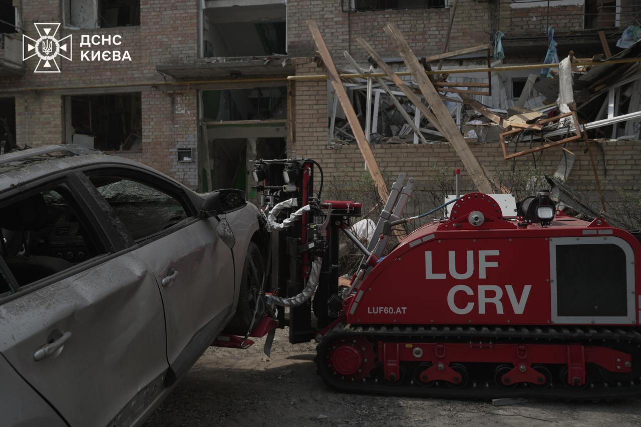 У Києві завершили пошуково-рятувальні роботи на місці терористичного удару рф У Києві завершили пошуково-рятувальні роботи на місці терористичного удару рф