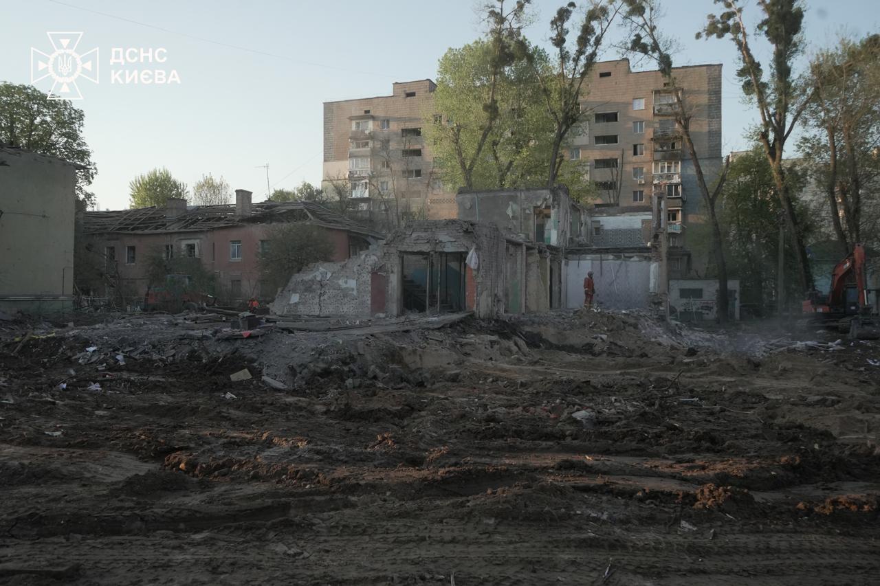 У Києві завершили пошуково-рятувальні роботи на місці терористичного удару рф У Києві завершили пошуково-рятувальні роботи на місці терористичного удару рф