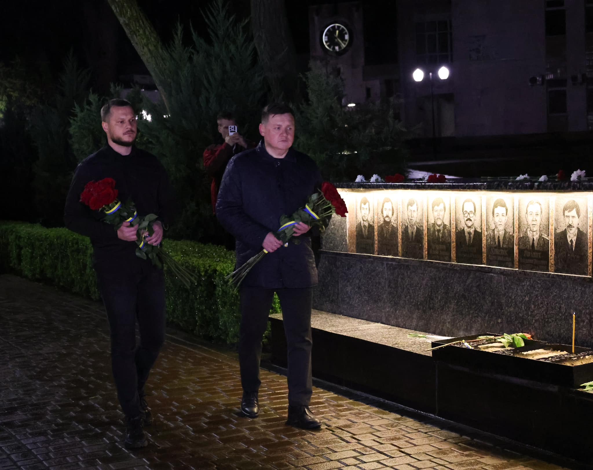 39-річниця Чорнобильської трагедії: У Славутичі запалили свічки в пам’ять ліквідаторів аварії на ЧАЕС