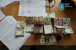 У Києві викрили організаторів схем перереєстрації авто та отримання водійських посвідчень в центрах МВС У Києві викрили організаторів схем перереєстрації авто та отримання водійських посвідчень в центрах МВС