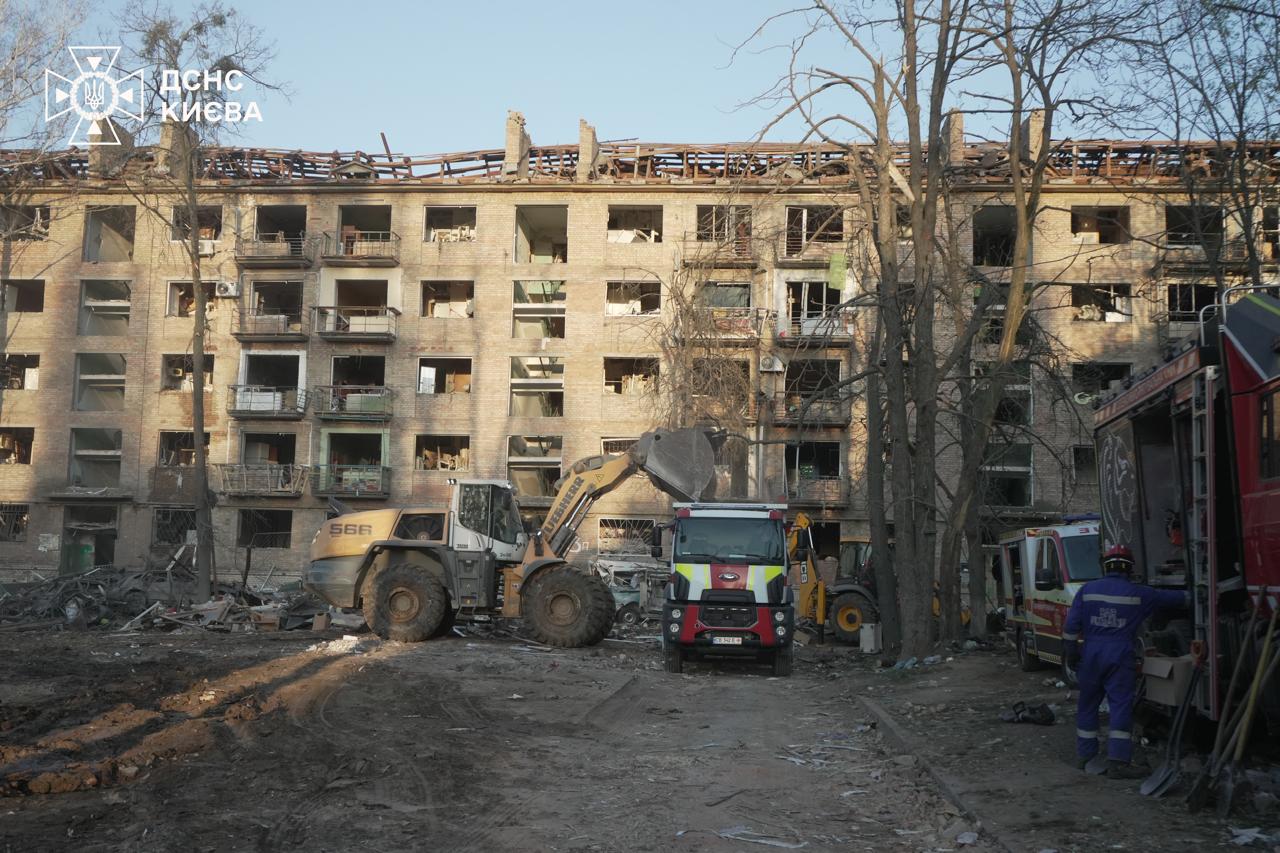 У Києві завершили пошуково-рятувальні роботи на місці терористичного удару рф