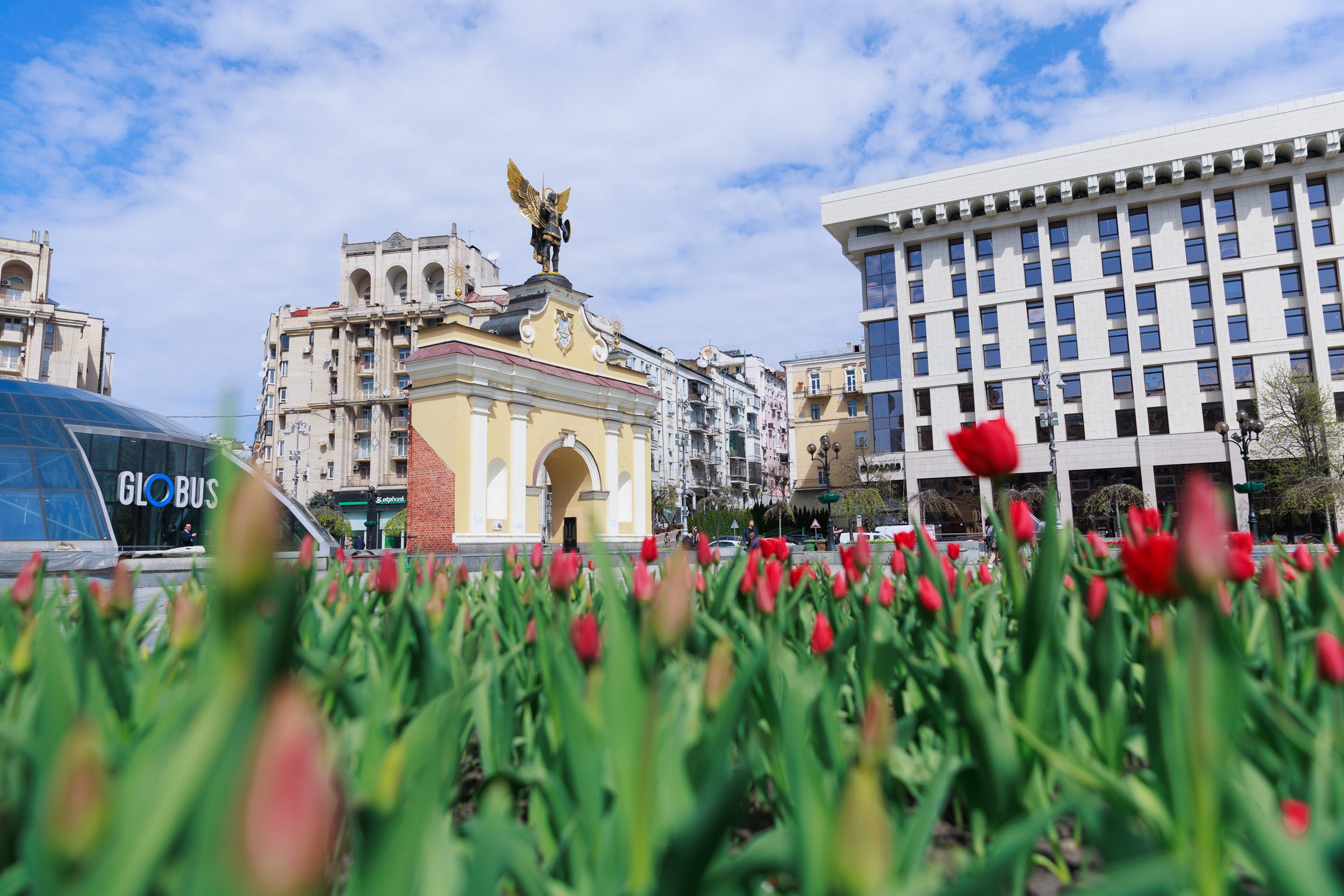 У Києві розквітли перші тюльпани (локації)