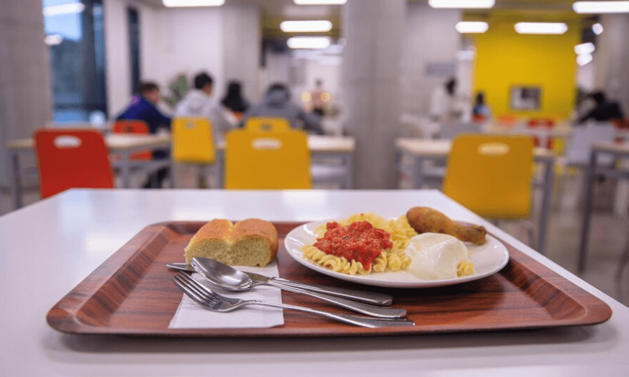 У Києві дітей військових у школах годуватимуть за рахунок бюджету й після війни - рішення КМР