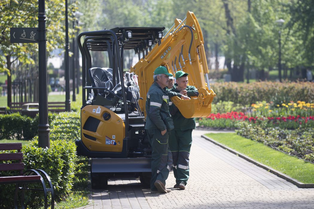 Київ отримав від Японії 13 сучасних малих екскаваторів