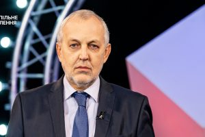 З ножем – на відомого журналіста: Юрія Макарова поранено важко, але не смертельно – “Суспільне” З ножем - на відомого журналіста: Юрія Макарова поранено важко, але не смертельно - “Суспільне”