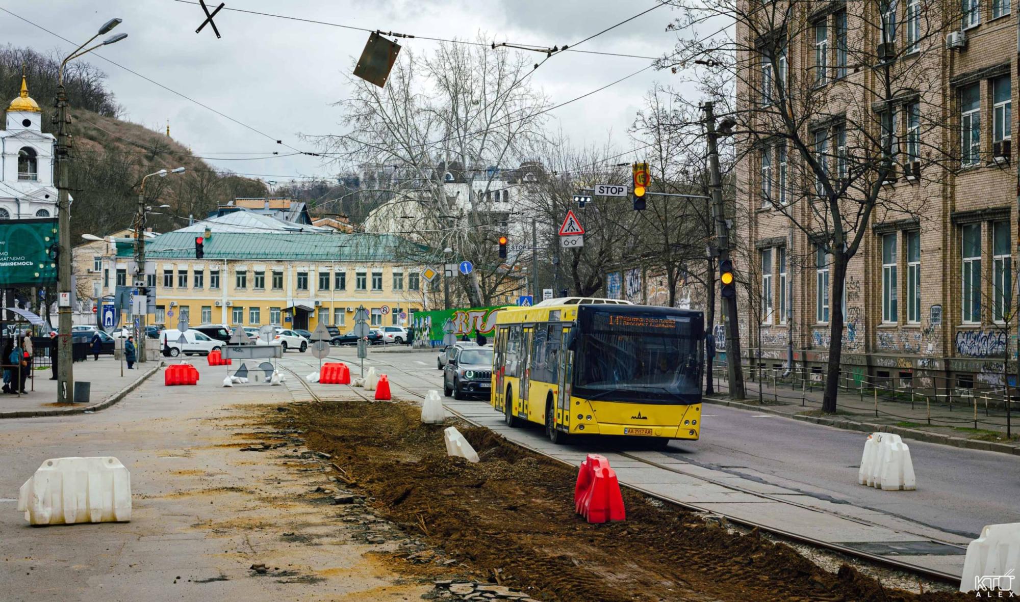 У Києві через ремонт трамвайних колій на Глибочицькій змінять маршрути два автобуси (схема)