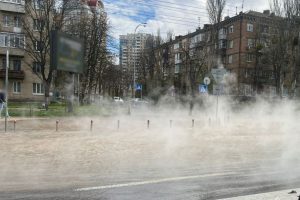 На Печерську гаряча вода через прорив залила переходи до станції метро «Звіринецька» (відео) На Печерську гаряча вода через прорив залила переходи до станції метро «Звіринецька» (відео)