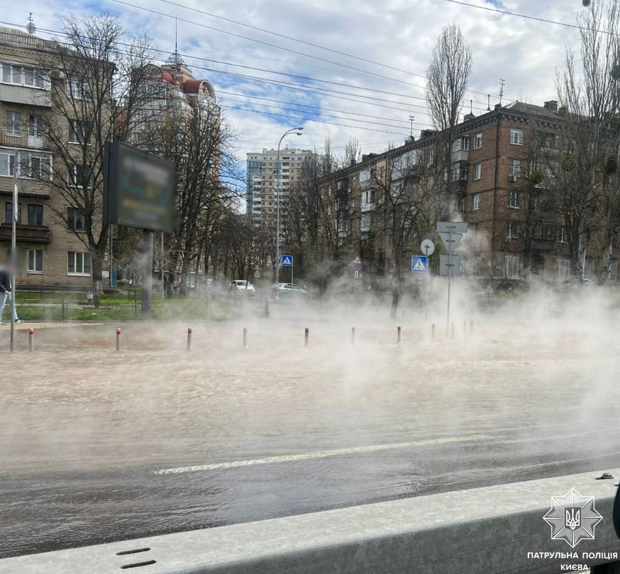 На Печерську гаряча вода через прорив залила переходи до станції метро «Звіринецька» (відео)