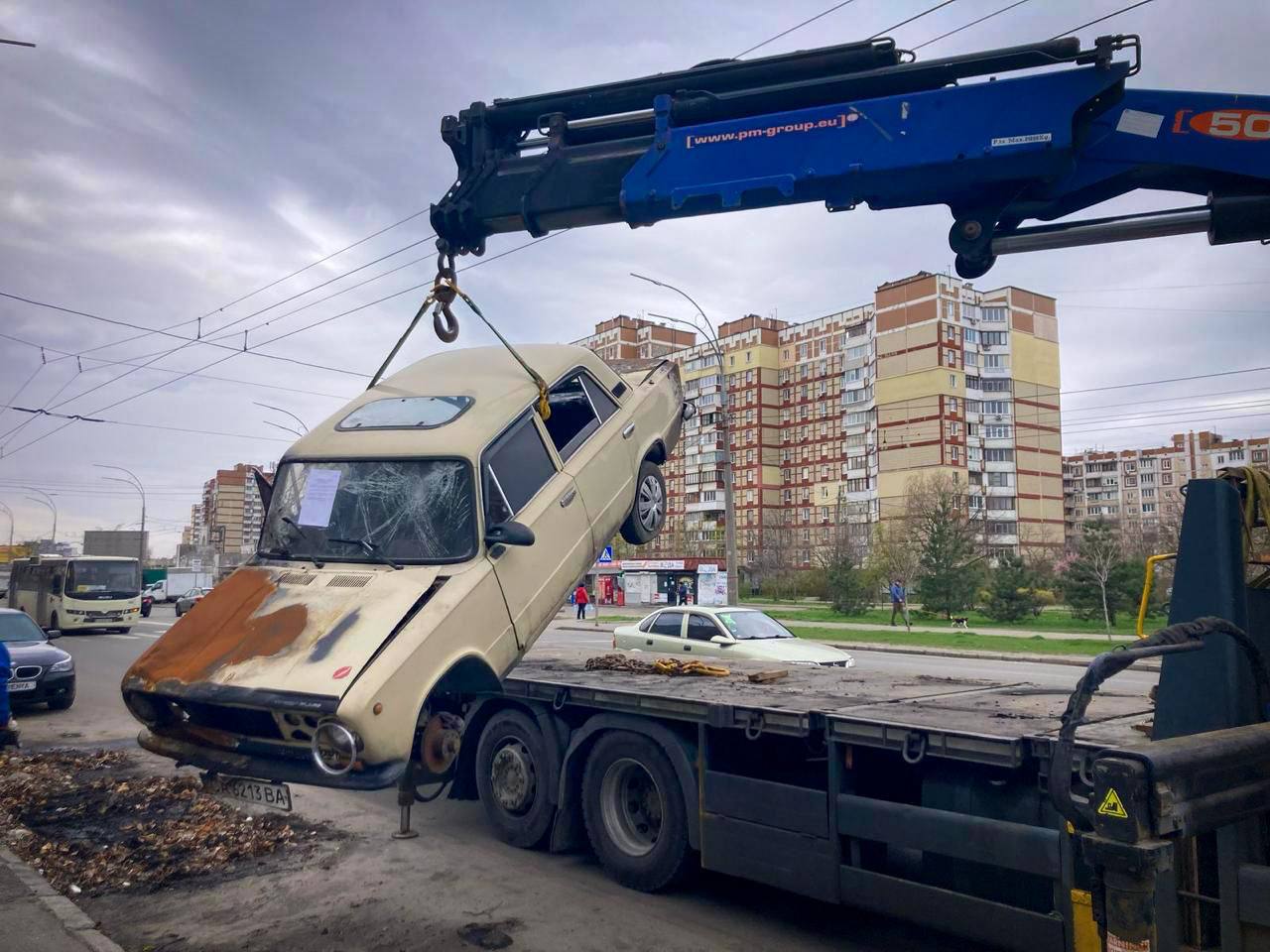 У Києві з вулиць прибрали понад 100 знищених та покинутих автівок