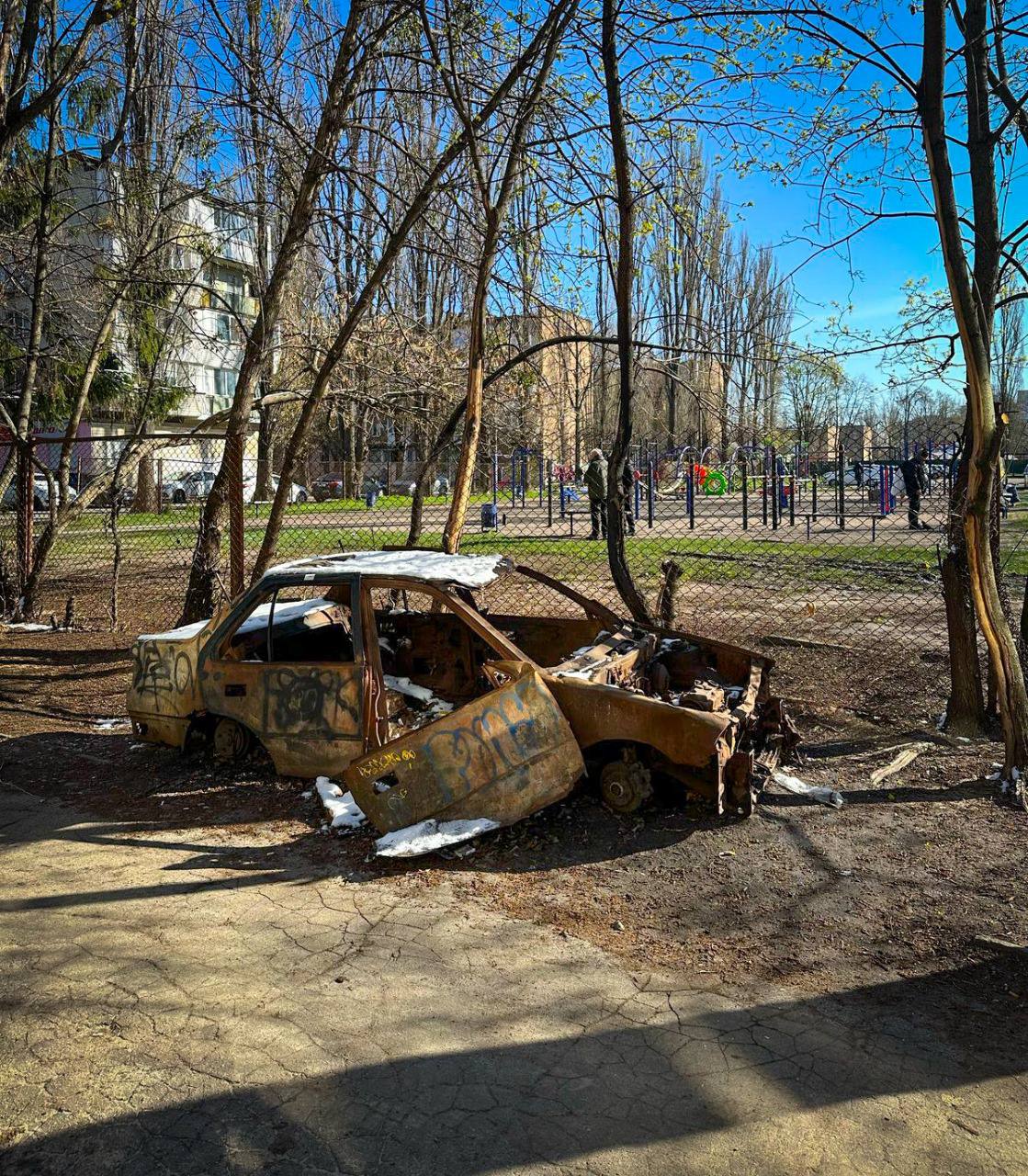 У Києві з вулиць прибрали понад 100 знищених та покинутих автівок