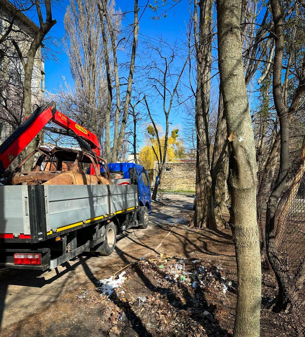 У Києві з вулиць прибрали понад 100 знищених та покинутих автівок