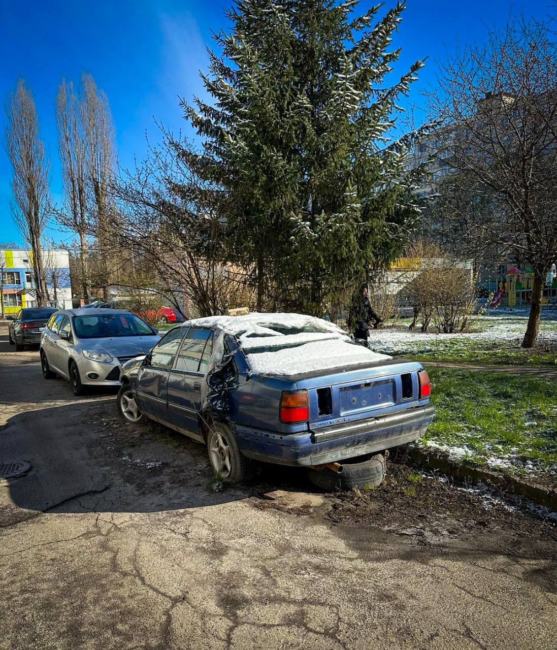 У Києві з вулиць прибрали понад 100 знищених та покинутих автівок