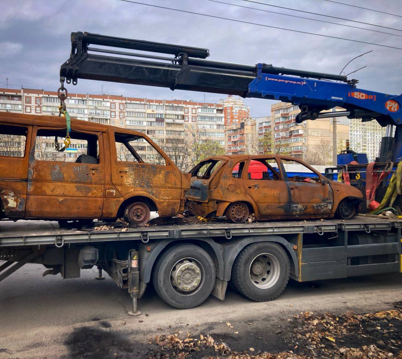 У Києві з вулиць прибрали понад 100 знищених та покинутих автівок У Києві з вулиць прибрали понад 100 знищених та покинутих автівок