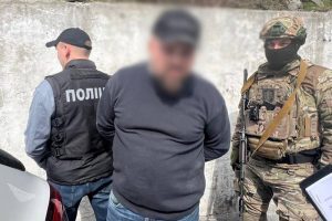 У Києві чоловік за 50 тисяч доларів брався “посприяти” ухилянтам у знятті з військового обліку У Києві чоловік за 50 тисяч доларів брався "посприяти" ухилянтам у знятті з військового обліку