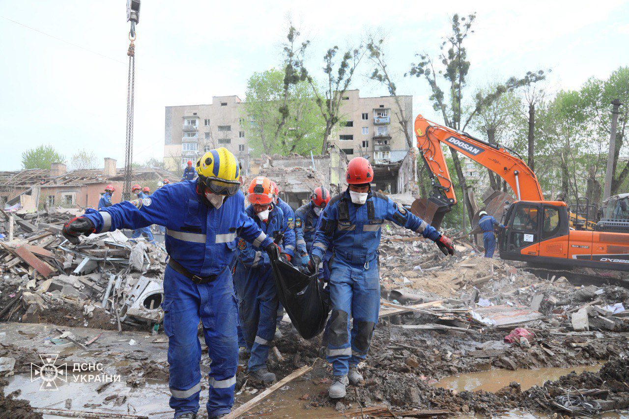 У Києві число загиблих від російського удару зросло до 12, аварійно-рятувальні роботи тривають
