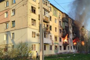 Російські дрони влучили у багатоповерхівку в Павлограді на Дніпропетровщині Російські дрони влучили у багатоповерхівку в Павлограді на Дніпропетровщині