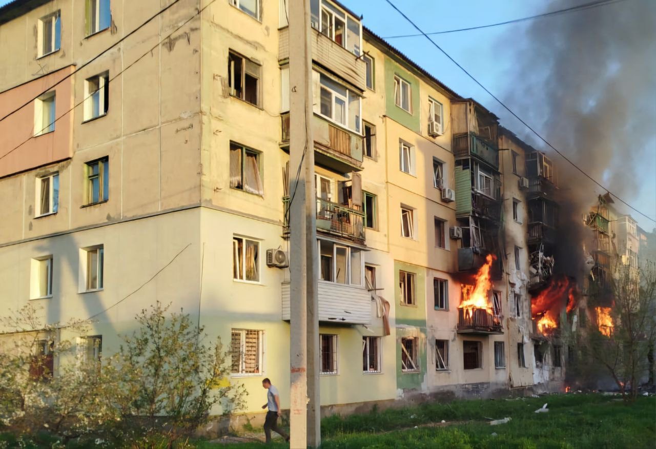 Російські дрони влучили у багатоповерхівку в Павлограді на Дніпропетровщині
