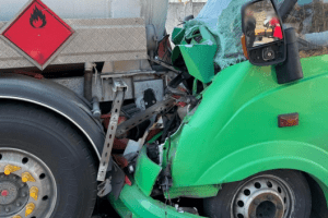 У Києві маршрутка протаранила бензовоз (фото)