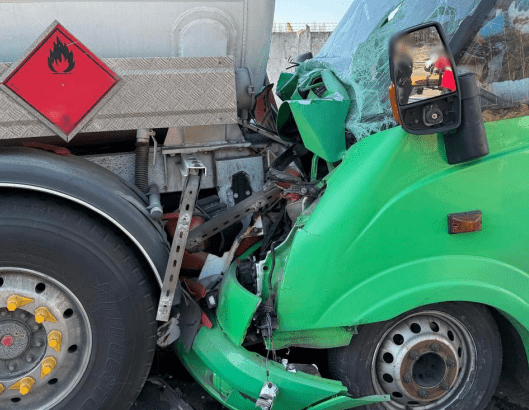 У Києві маршрутка протаранила бензовоз (фото)