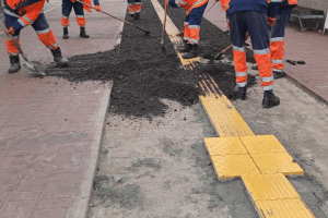 У Солом’янському та Печерському районах комунальники облаштовують безбар’єрний маршрут до ЦНАПів