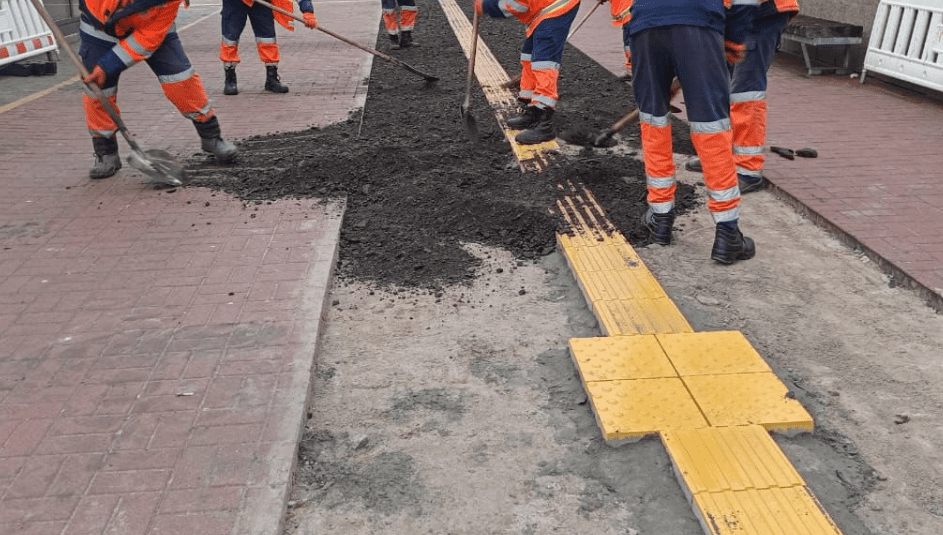 У Солом’янському та Печерському районах комунальники облаштовують безбар’єрний маршрут до ЦНАПів