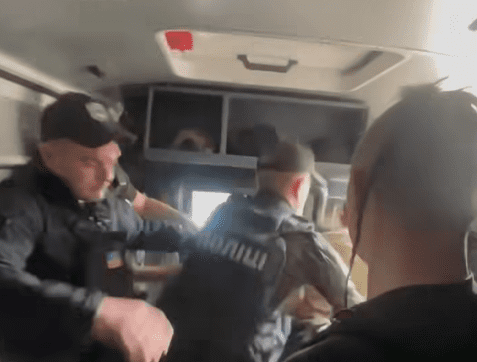 У столиці було затримано студентів Києво-Могилянської академії, від поліції вимагають пояснень (фото, відео)