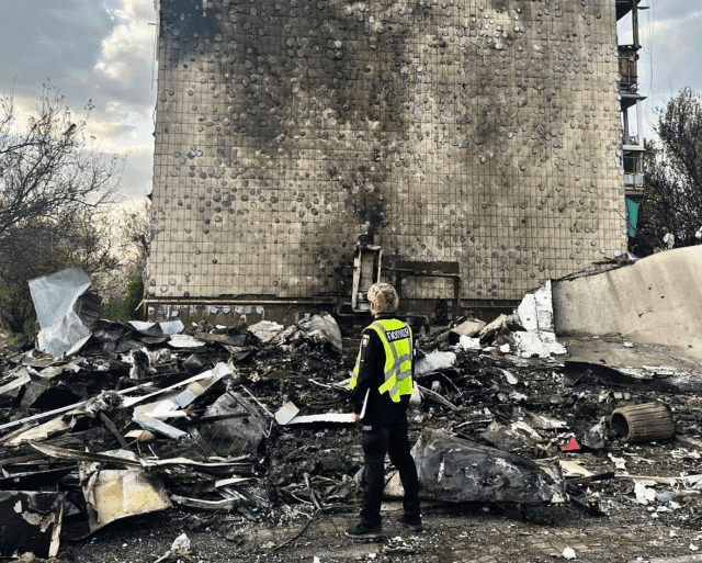 На Київщині внаслідок нічної атаки дві людини постраждали, пошкоджені будинки та автомобілі (фото)