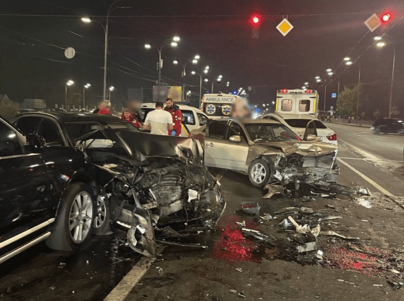 У Голосіївському районі нетверезий водій вчинив ДТП за участю 6 автомобілів (фото)