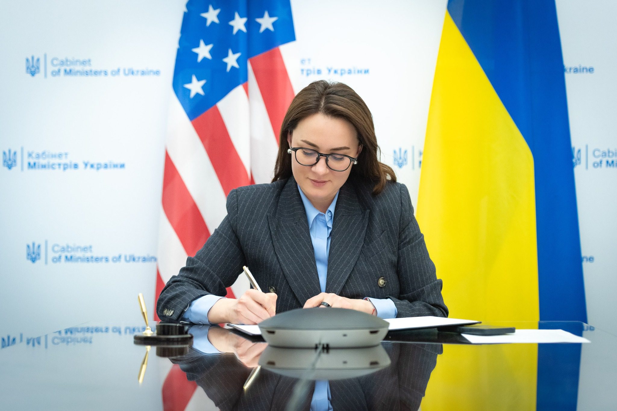 Україна і США підписали меморандум про наміри щодо угоди про надра та економічне партнерство Україна і США підписали меморандум про наміри щодо угоди про надра та економічне партнерство