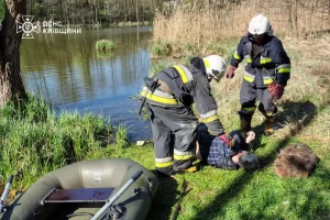 Фастівський район Київщини: рятувальники дістали з водойми загиблу людину Фастівський район Київщини: рятувальники дістали з водойми загиблу людину