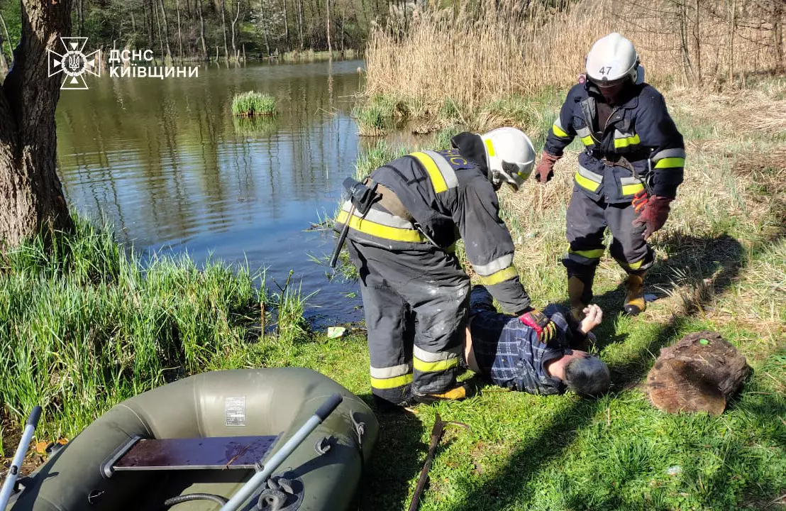 Фастівський район Київщини: рятувальники дістали з водойми загиблу людину