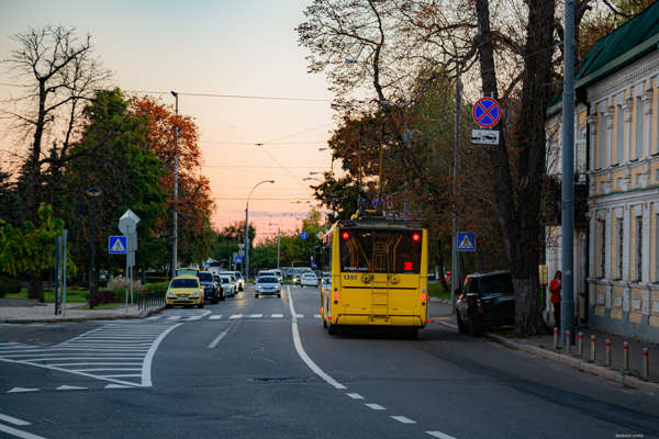 У столиці завтра, 8 травня, частково обмежать рух транспорту на проспекті Бажана та змінять маршрути транспорту по вулиці Лаврській