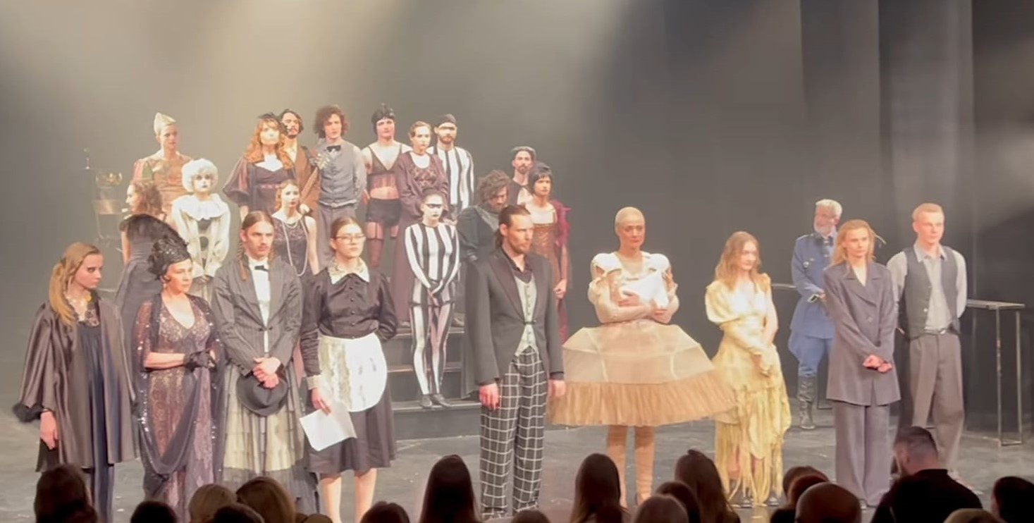 Артисти Молодого театру вкотре звинуватили режисера в домаганнях, тепер просто зі сцени