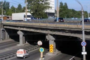Шляхопроводи біля станцій метро “Святошин” та “Лівобережна” за 4,6 млн гривень готують до ремонту Шляхопроводи біля станцій метро “Святошин” та “Лівобережна” за 4,6 млн гривень готують до ремонту