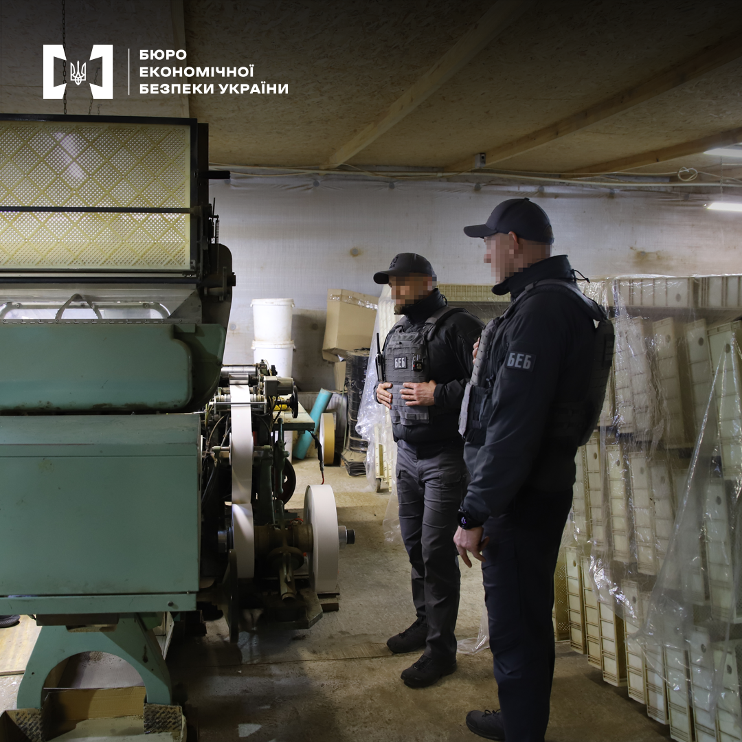 На Київщині правоохоронці ліквідували підпільний цех виготовлення сигарет, обладнаний на свинофермі (фото)