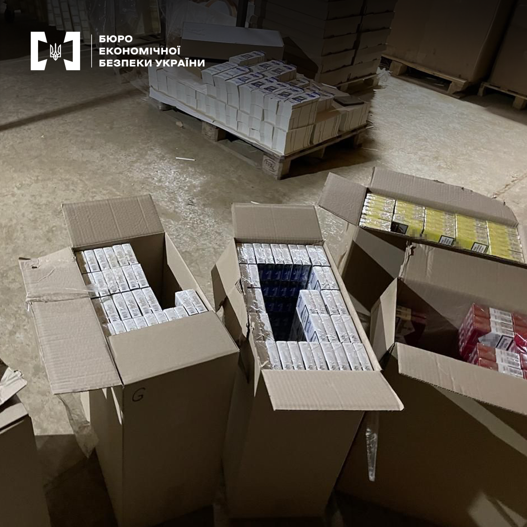 На Київщині правоохоронці ліквідували підпільний цех виготовлення сигарет, обладнаний на свинофермі (фото)