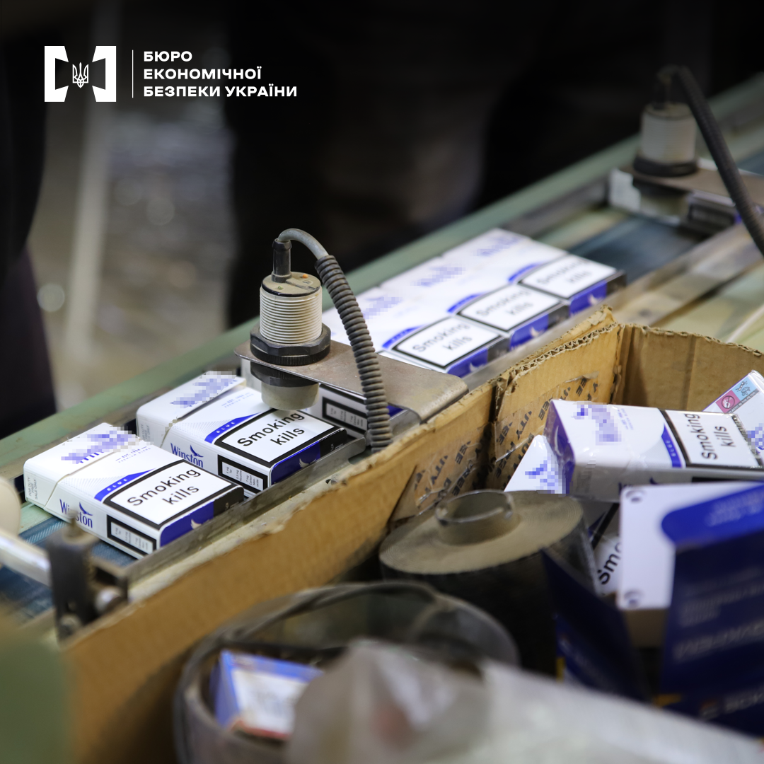 На Київщині правоохоронці ліквідували підпільний цех виготовлення сигарет, обладнаний на свинофермі (фото)