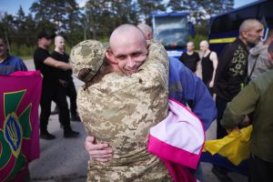 Україна повернула 390 військових та цивільних з російського полону в рамках обміну 1000 на 1000 (фото) Україна повернула 390 військових та цивільних з російського полону в рамках обміну 1000 на 1000 (фото)