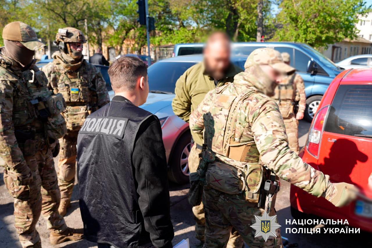 Правоохоронці затримали 66 ділків на чолі з організатором злочинної групи, яка забезпечувала наркотиками всі регіони України (фото, відео) Правоохоронці затримали 66 ділків на чолі з організатором злочинної групи, яка забезпечувала наркотиками всі регіони України (фото, відео)