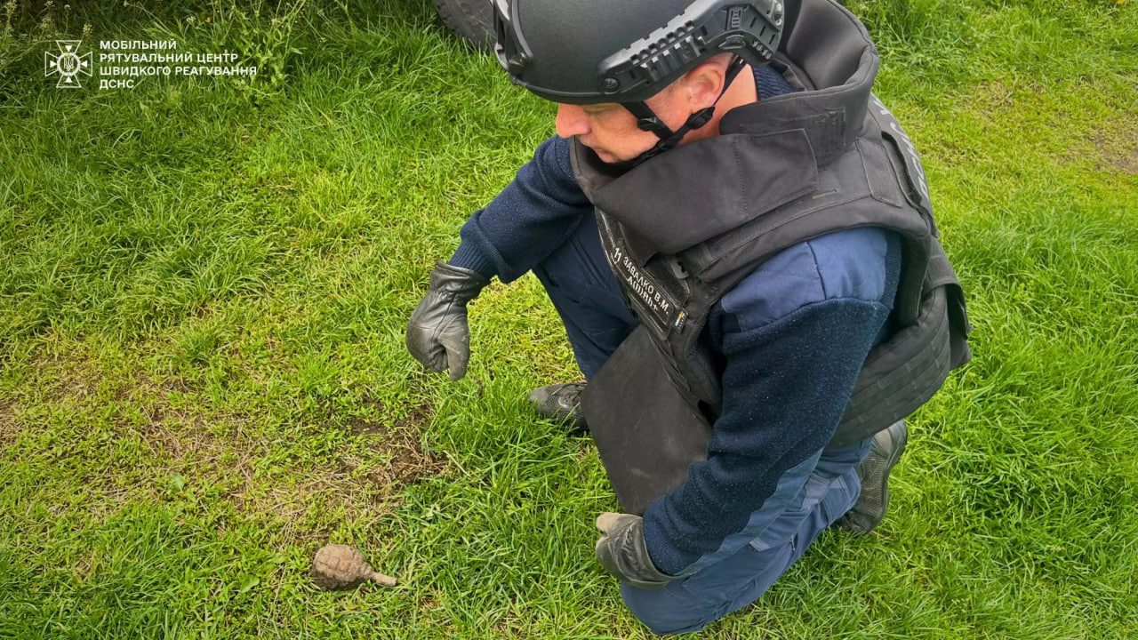 На Київщині місцевий житель під час прогулянки знайшов бойову гранату (фото)