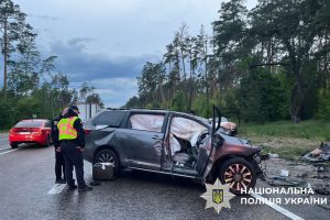 В автотрощі на Гостомельському шосе загинуло дві людини (фото) В автотрощі на Гостомельському шосе загинуло дві людини (фото)