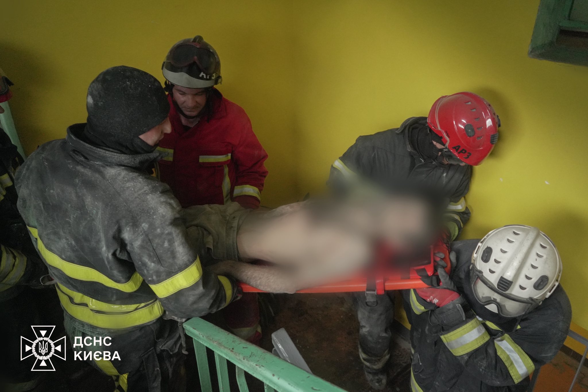 В Оболонському районі рятувальники вирізали чоловіка з вентиляційної шахти (фото, відео) В Оболонському районі рятувальники вирізали чоловіка з вентиляційної шахти (відео)