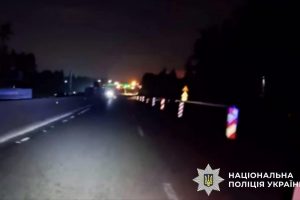 На Київщині водій на смерть збив пішохода, який перебігав дорогу На Київщині водій на смерть збив пішохода, який перебігав дорогу