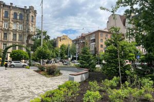 У Києві комунальники облаштували 9 нових мініскверів (локації)