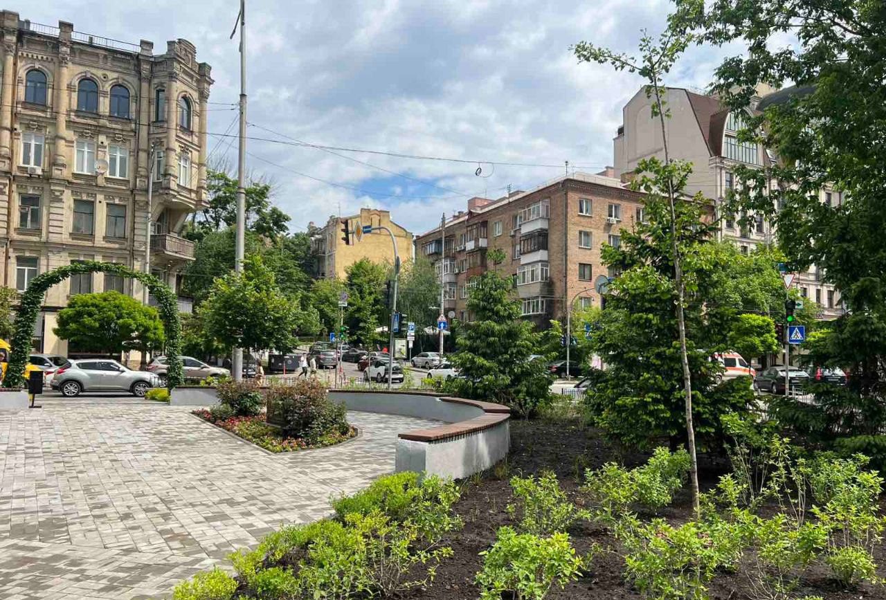 У Києві комунальники облаштували 9 нових мініскверів (локації)